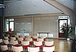 gro&szlig;er Seminarraum mit Brettschichtholzrahmenbindern